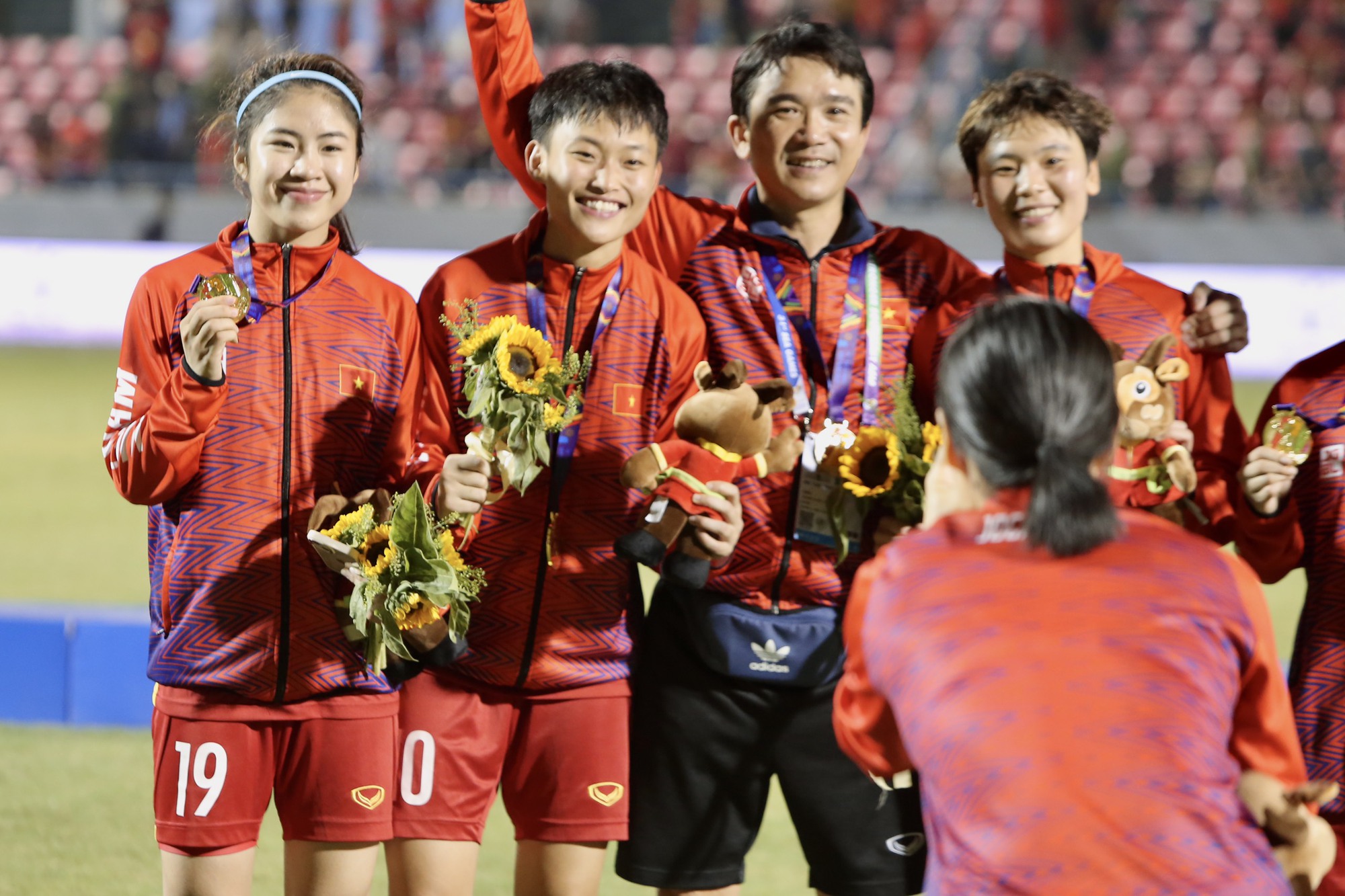 M&agrave;n ăn mừng tưng bừng c&ugrave;ng HCV SEA Games của c&aacute;c tuyển thủ nữ Việt Nam - Ảnh 7.