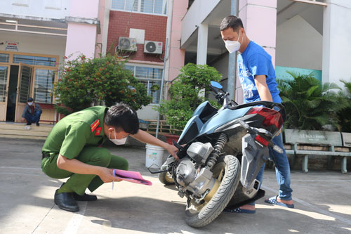 Hết cảnh chờ chực đăng ký xe, đóng phạt