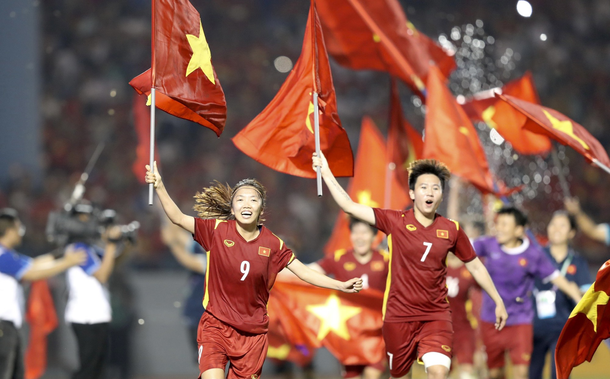 M&agrave;n ăn mừng tưng bừng c&ugrave;ng HCV SEA Games của c&aacute;c tuyển thủ nữ Việt Nam - Ảnh 1.
