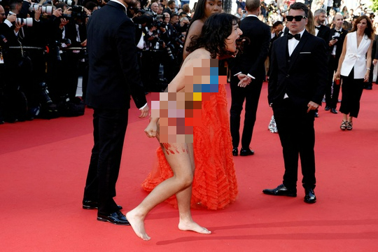 Những vụ quấy rối, gây sốc trên thảm đỏ Liên hoan phim Cannes