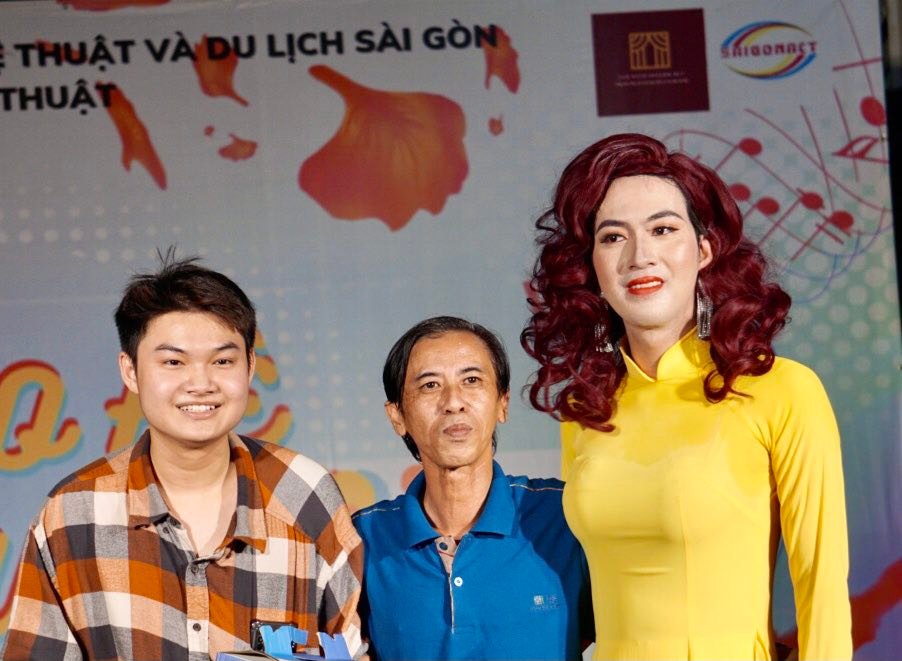 Đạo diễn Nguyễn Quốc Bảo khoe học tr&ograve; qua bộ sưu tập &aacute;o d&agrave;i ba miền - Ảnh 2.