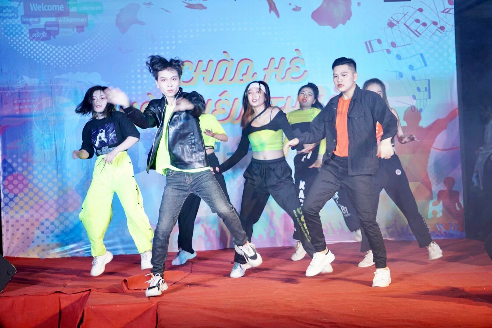 Đạo diễn Nguyễn Quốc Bảo khoe học tr&ograve; qua bộ sưu tập &aacute;o d&agrave;i ba miền - Ảnh 4.