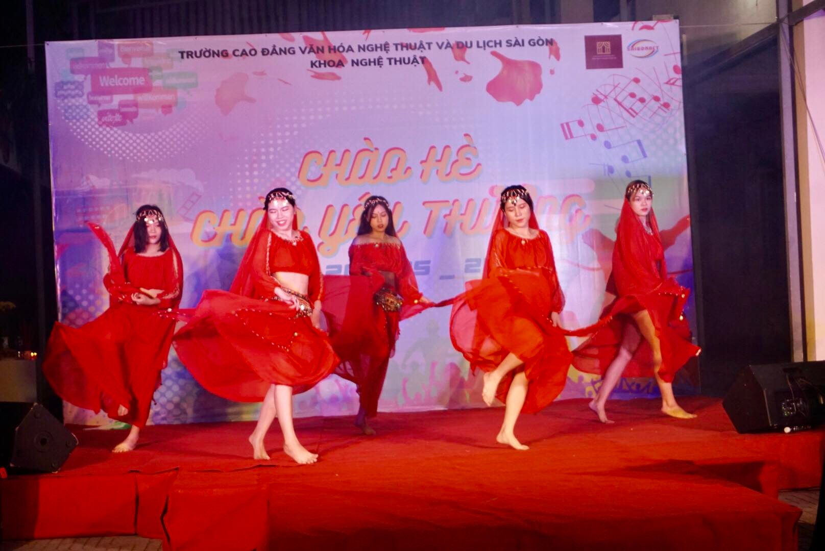 Đạo diễn Nguyễn Quốc Bảo khoe học tr&ograve; qua bộ sưu tập &aacute;o d&agrave;i ba miền - Ảnh 3.