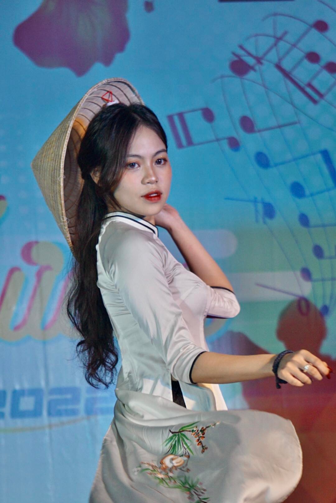 Đạo diễn Nguyễn Quốc Bảo khoe học tr&ograve; qua bộ sưu tập &aacute;o d&agrave;i ba miền - Ảnh 8.