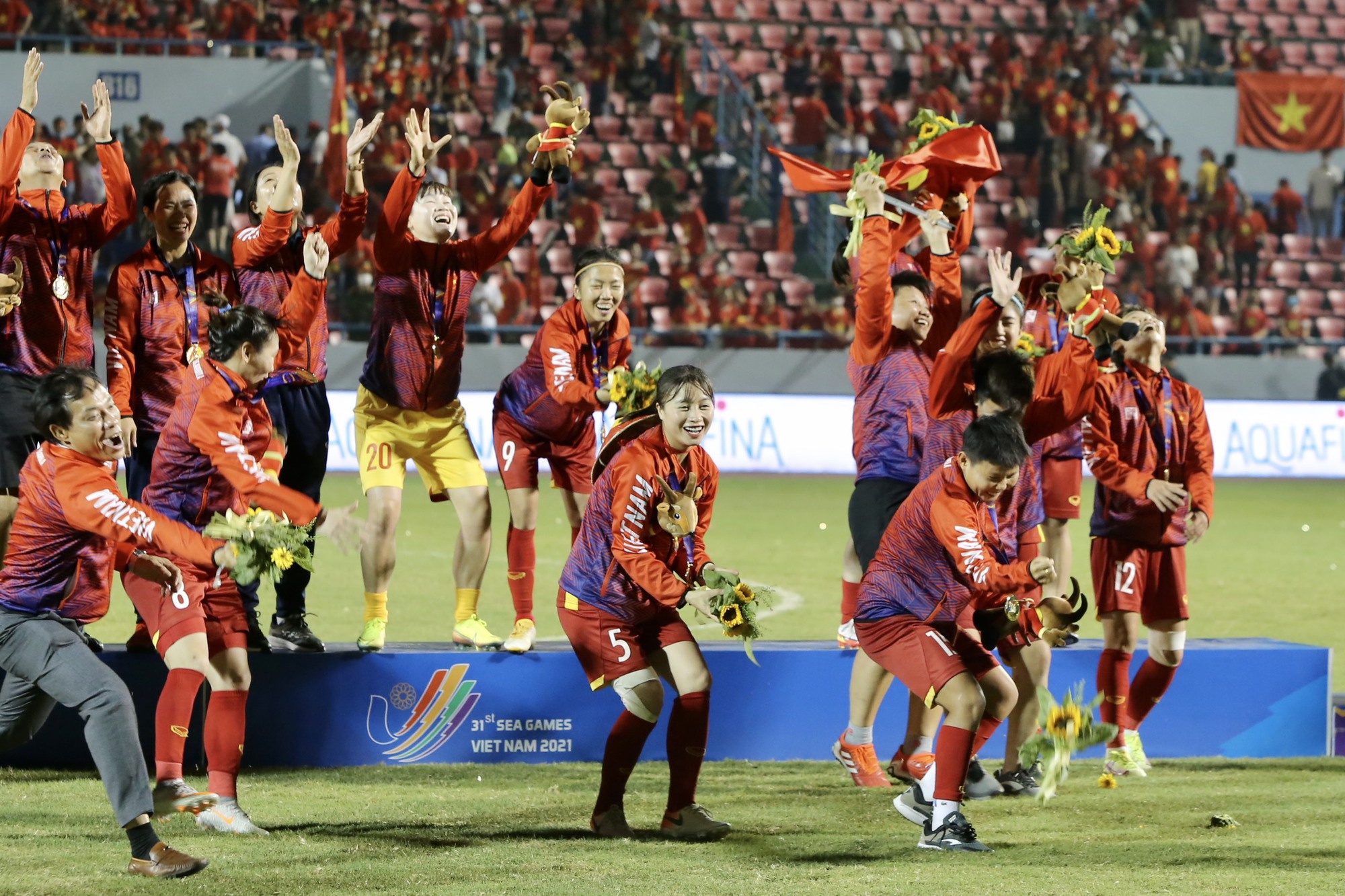 M&agrave;n ăn mừng tưng bừng c&ugrave;ng HCV SEA Games của c&aacute;c tuyển thủ nữ Việt Nam - Ảnh 8.