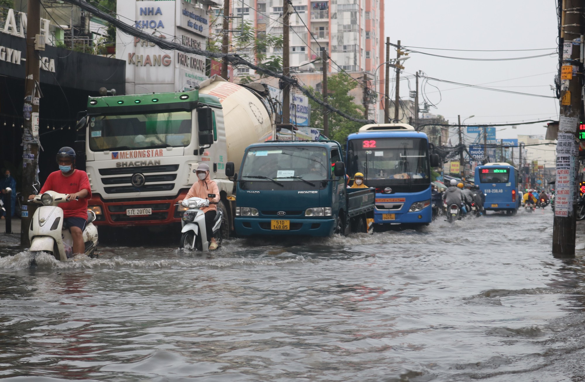 TP HCM: Đường thành sông sau cơn mưa lớn cuối tuần