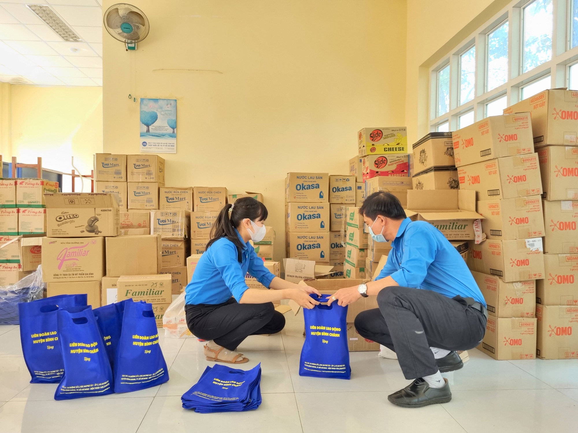 H&agrave;ng trăm c&ocirc;ng nh&acirc;n h&agrave;o hứng tham gia phi&ecirc;n chợ nghĩa t&igrave;nh - Ảnh 1.