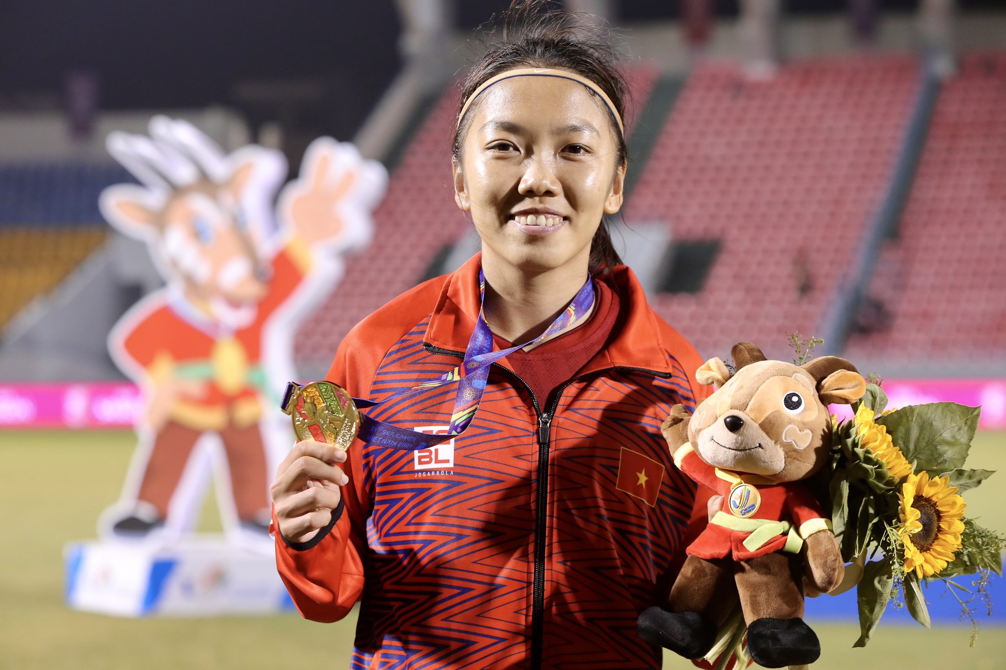 M&agrave;n ăn mừng tưng bừng c&ugrave;ng HCV SEA Games của c&aacute;c tuyển thủ nữ Việt Nam - Ảnh 6.