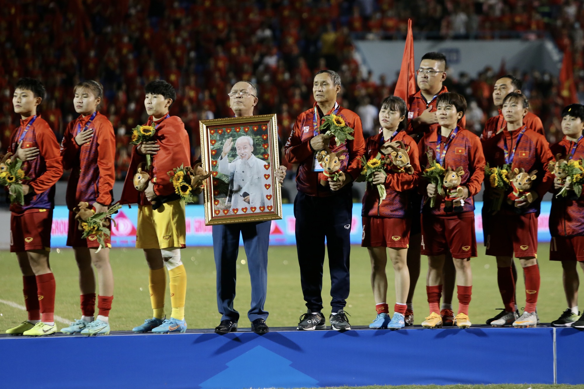 M&agrave;n ăn mừng tưng bừng c&ugrave;ng HCV SEA Games của c&aacute;c tuyển thủ nữ Việt Nam - Ảnh 2.