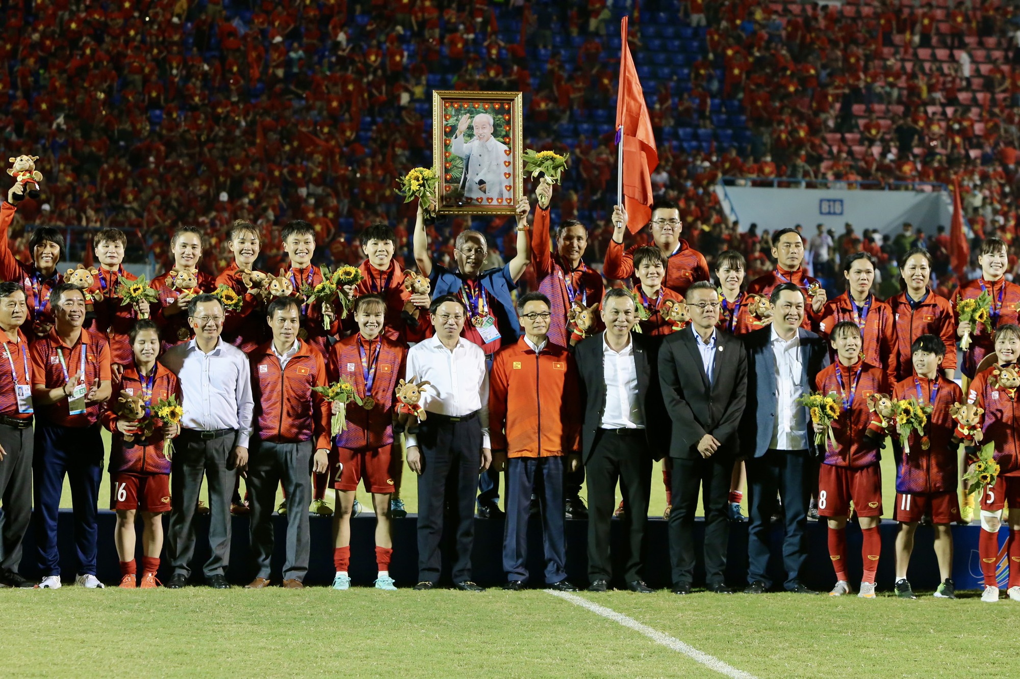 M&agrave;n ăn mừng tưng bừng c&ugrave;ng HCV SEA Games của c&aacute;c tuyển thủ nữ Việt Nam - Ảnh 4.