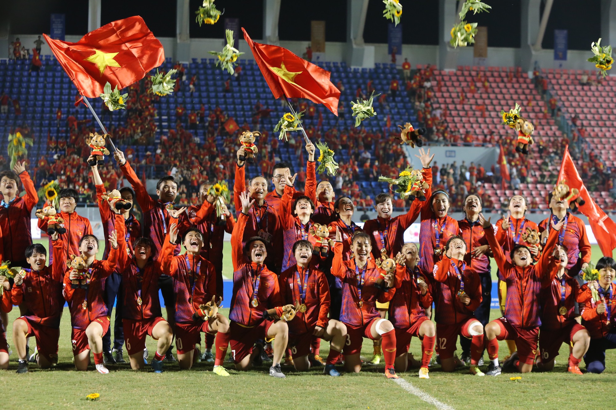 M&agrave;n ăn mừng tưng bừng c&ugrave;ng HCV SEA Games của c&aacute;c tuyển thủ nữ Việt Nam - Ảnh 5.