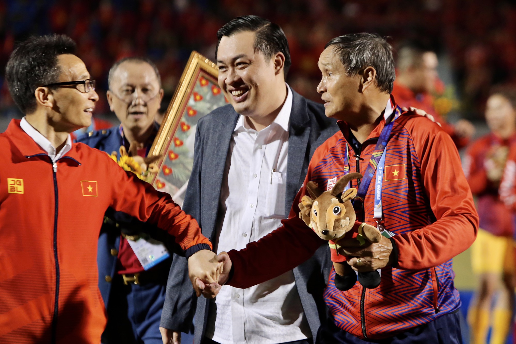 M&agrave;n ăn mừng tưng bừng c&ugrave;ng HCV SEA Games của c&aacute;c tuyển thủ nữ Việt Nam - Ảnh 3.