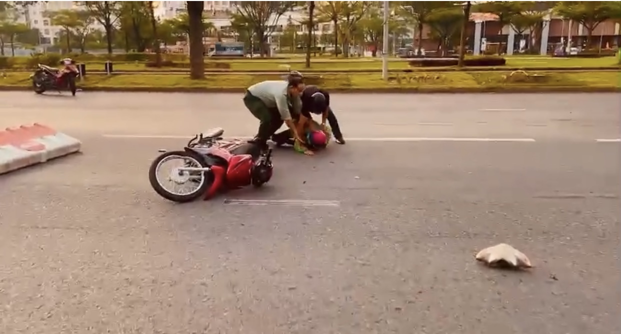 CLIP: Bảo vệ Ph&uacute; Mỹ Hưng lập h&agrave;ng r&agrave;o bắt gọn 2 t&ecirc;n cướp liều lĩnh - Ảnh 2.