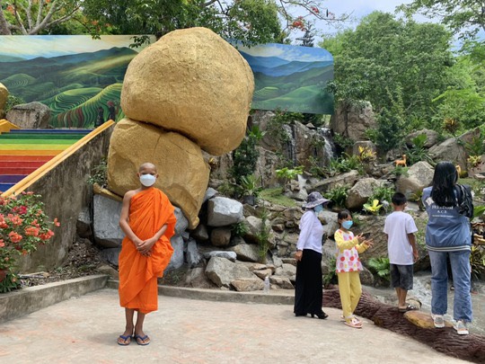 “Biển người” đổ về ngày vía Bà, ghé trạm dừng chân đi cáp treo Núi Sam - Ảnh 13.