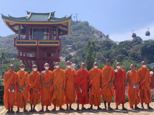 “Biển người” đổ về ngày vía Bà, ghé trạm dừng chân đi cáp treo Núi Sam - Ảnh 15.