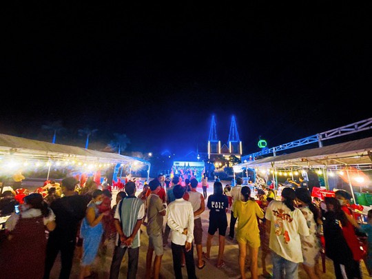 “Biển người” đổ về ngày vía Bà, ghé trạm dừng chân đi cáp treo Núi Sam - Ảnh 7.