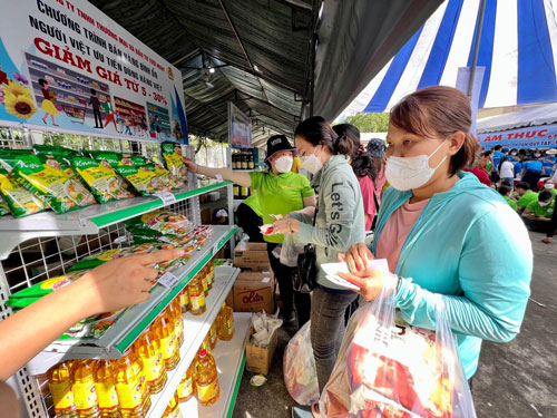 Những phiên chợ nghĩa tình - Ảnh 2.