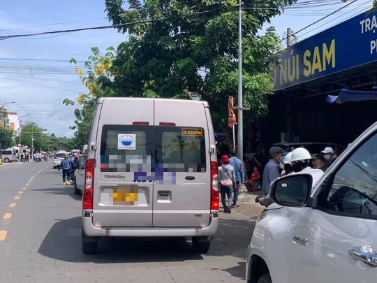 “Biển người” đổ về ngày vía Bà, ghé trạm dừng chân đi cáp treo Núi Sam - Ảnh 10.