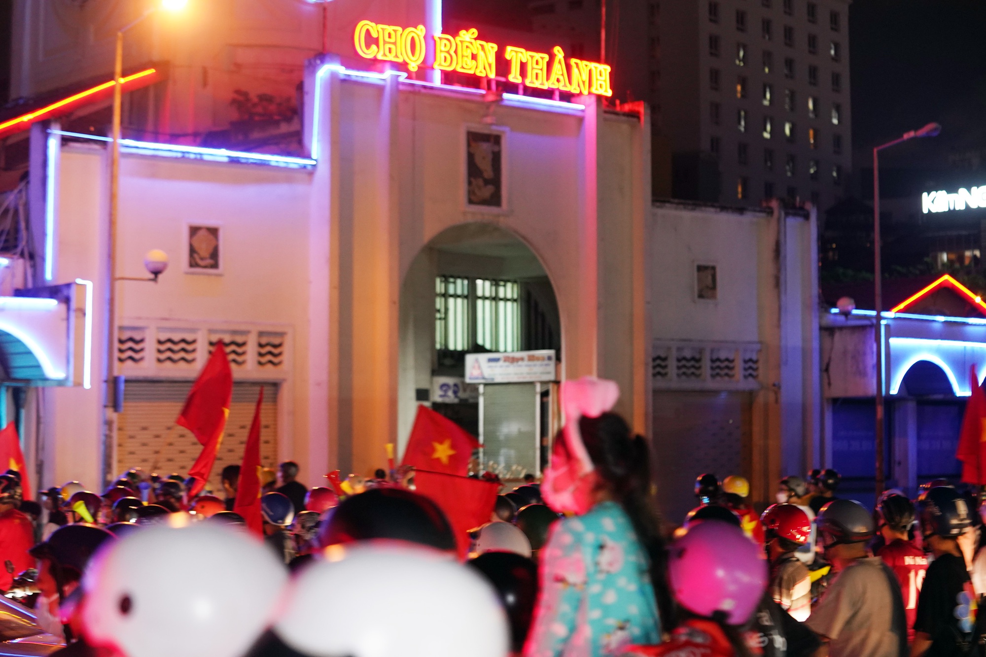 Trung t&acirc;m TP HCM ngập tr&agrave;n sắc đỏ sau chức v&ocirc; địch của U23 Việt Nam - Ảnh 16.