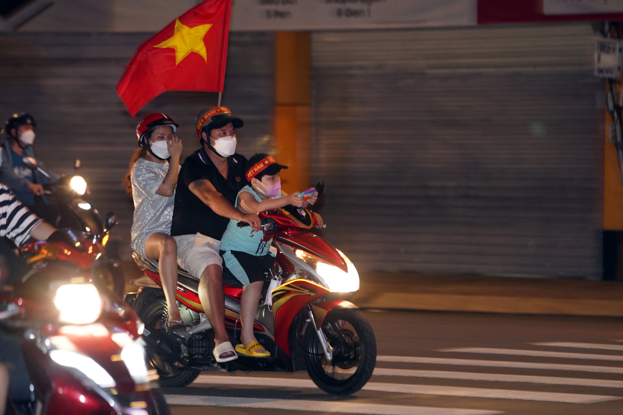 Trung t&acirc;m TP HCM ngập tr&agrave;n sắc đỏ sau chức v&ocirc; địch của U23 Việt Nam - Ảnh 8.