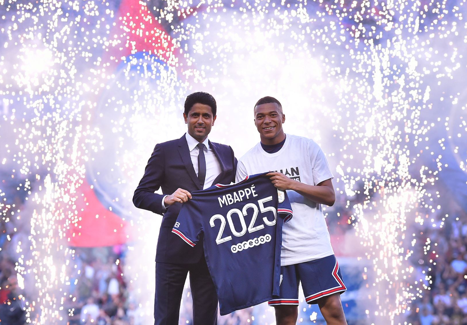 Mbappe kh&ocirc;ng rời Ligue 1, gia hạn hợp đồng với PSG đến 2025 - Ảnh 1.