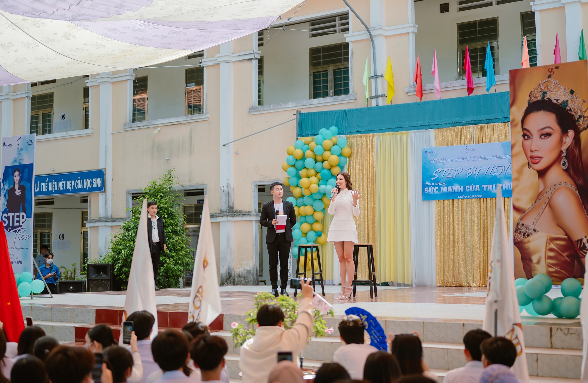 Th&ugrave;y Ti&ecirc;n về An Giang l&agrave;m diễn giả, kh&aacute;n giả v&acirc;y k&iacute;n dọc đường đi - Ảnh 2.