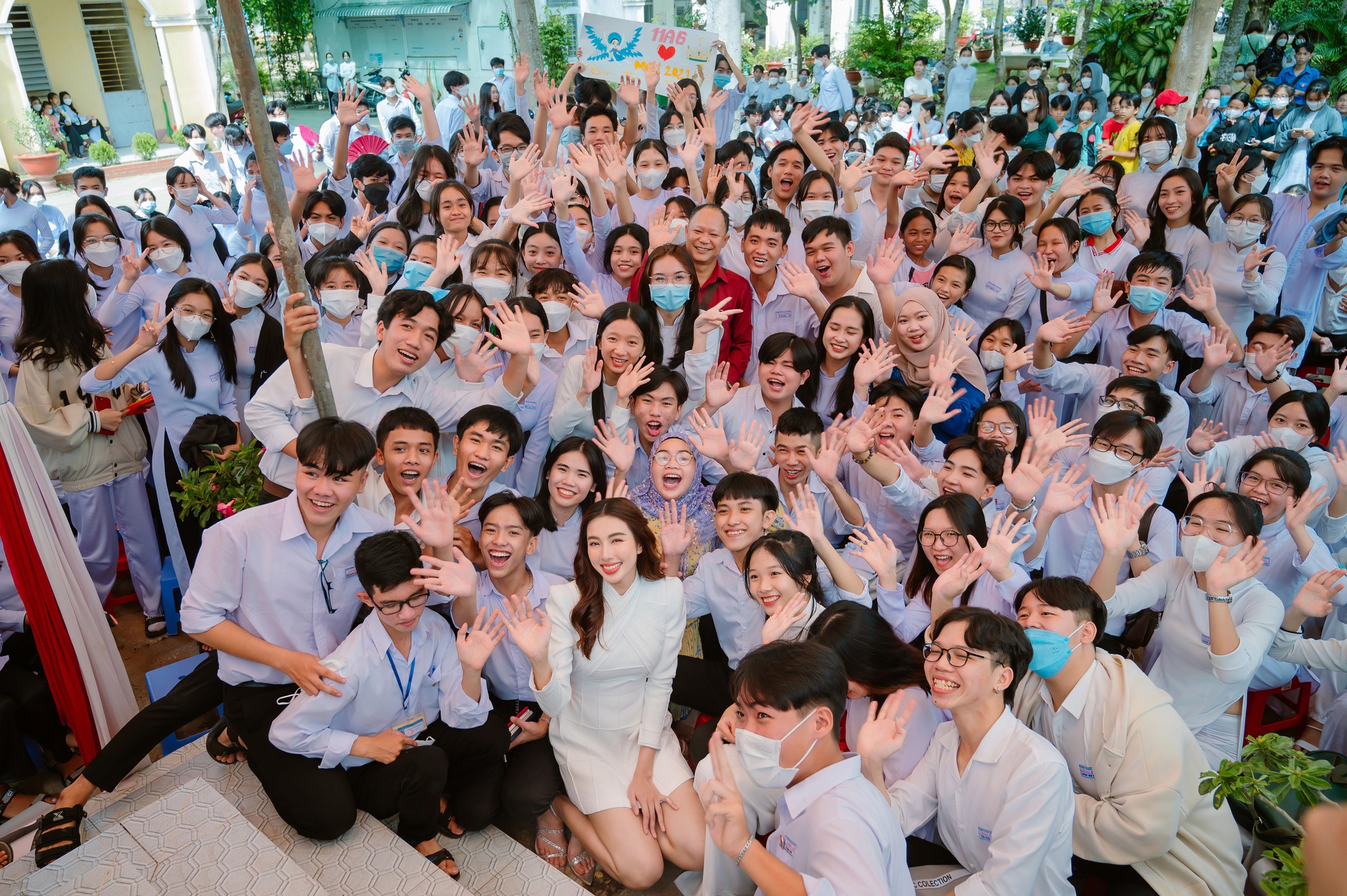 Th&ugrave;y Ti&ecirc;n về An Giang l&agrave;m diễn giả, kh&aacute;n giả v&acirc;y k&iacute;n dọc đường đi - Ảnh 1.