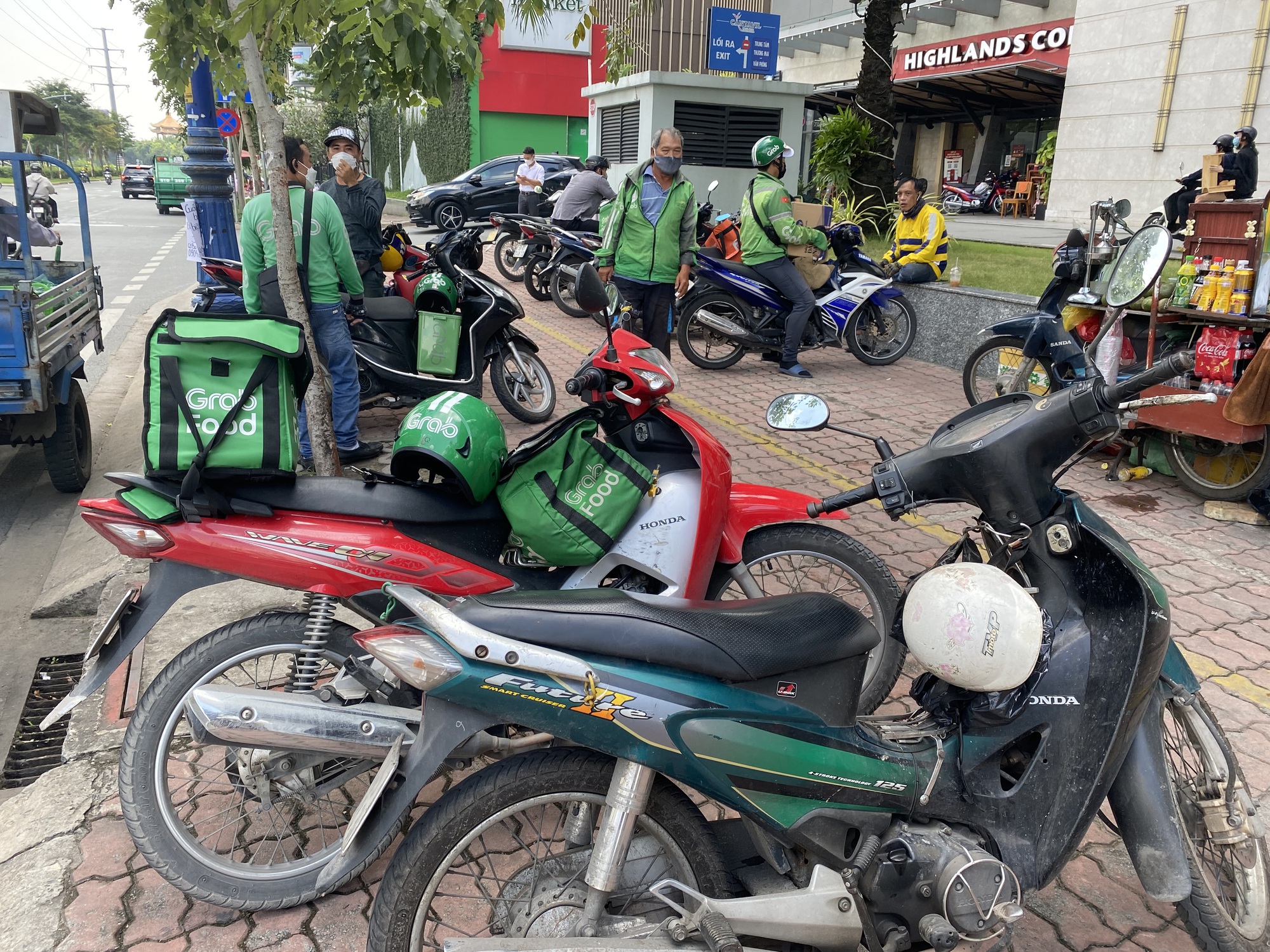 Nhiều shipper tắt app, nghỉ chạy do gi&aacute; xăng tăng cao - Ảnh 1.