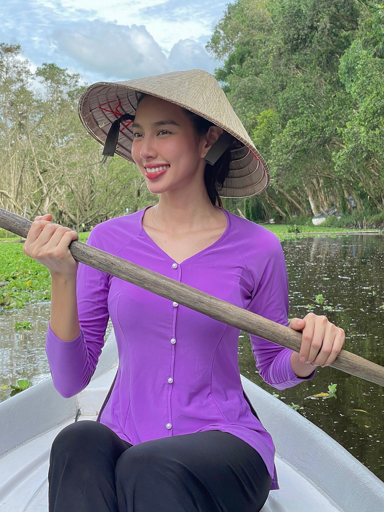 Th&ugrave;y Ti&ecirc;n về An Giang l&agrave;m diễn giả, kh&aacute;n giả v&acirc;y k&iacute;n dọc đường đi - Ảnh 3.