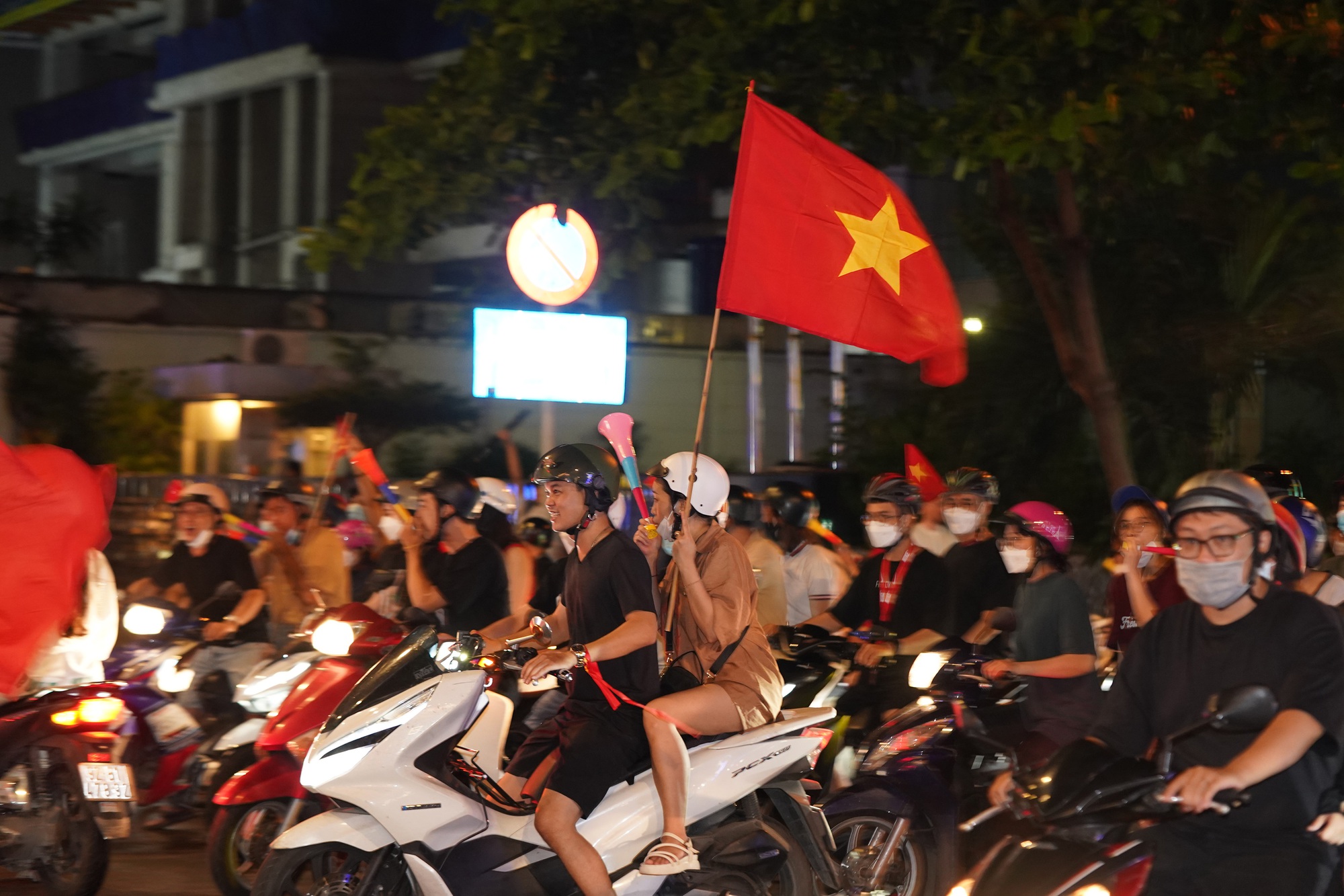Trung t&acirc;m TP HCM ngập tr&agrave;n sắc đỏ sau chức v&ocirc; địch của U23 Việt Nam - Ảnh 7.