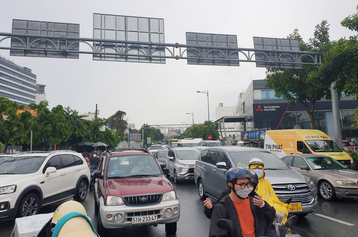 Ùn ứ ở sân bay Tân Sơn Nhất do sự cố phần mềm thu phí: Đừng vì lợi ích cục bộ!