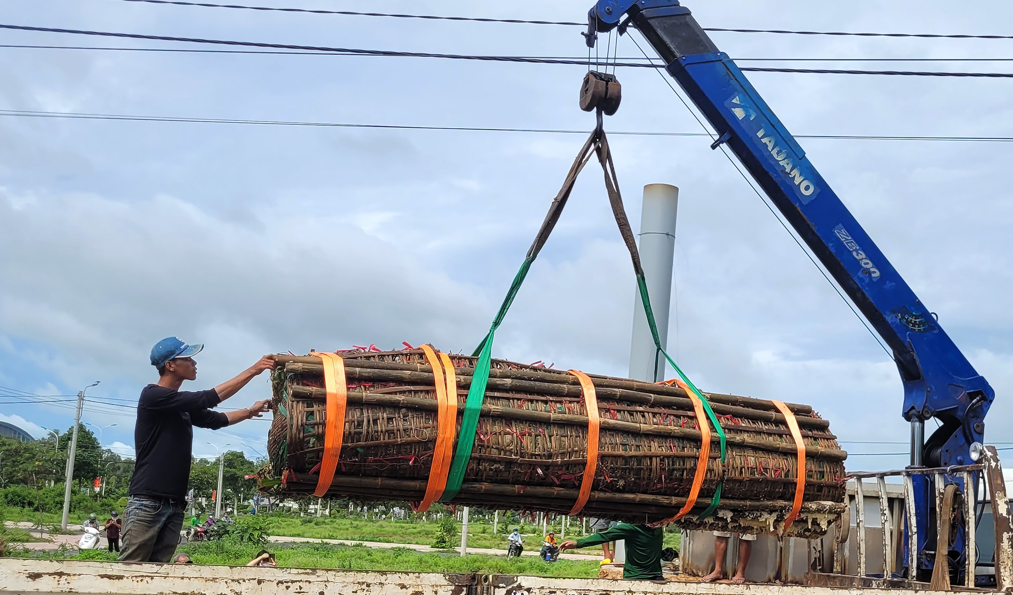 Cận cảnh cặp b&aacute;nh t&eacute;t si&ecirc;u to khổng lồ d&acirc;ng c&uacute;ng B&agrave; Ch&uacute;a Xứ n&uacute;i Sam - Ảnh 1.