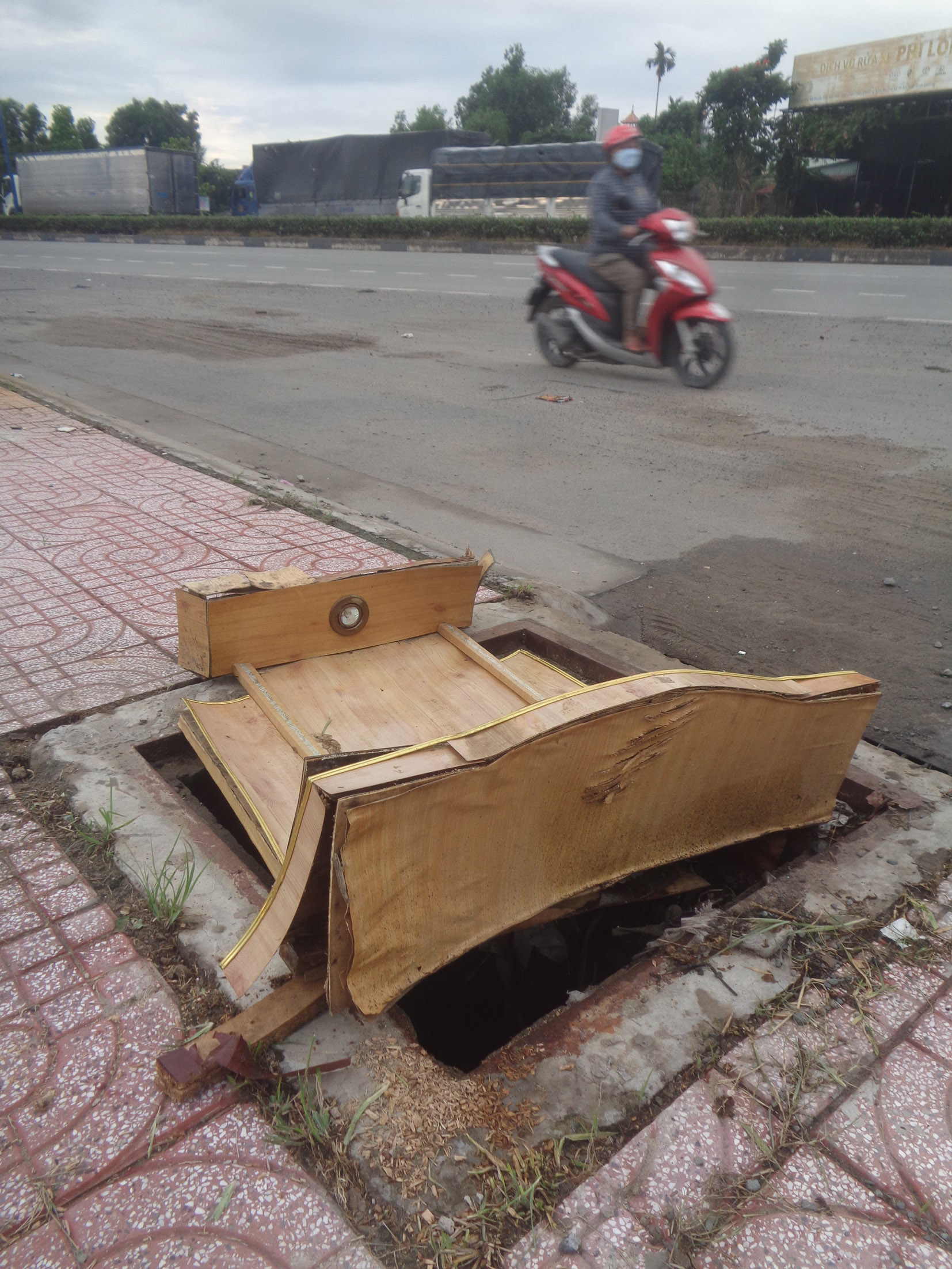 Hai hố sâu nguy hiểm