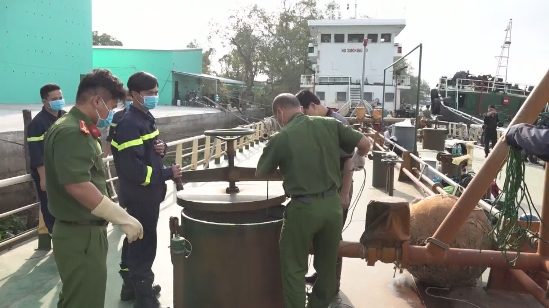 Đường dây buôn lậu 200 triệu lít xăng giả: Đề nghị truy tố 74 bị can