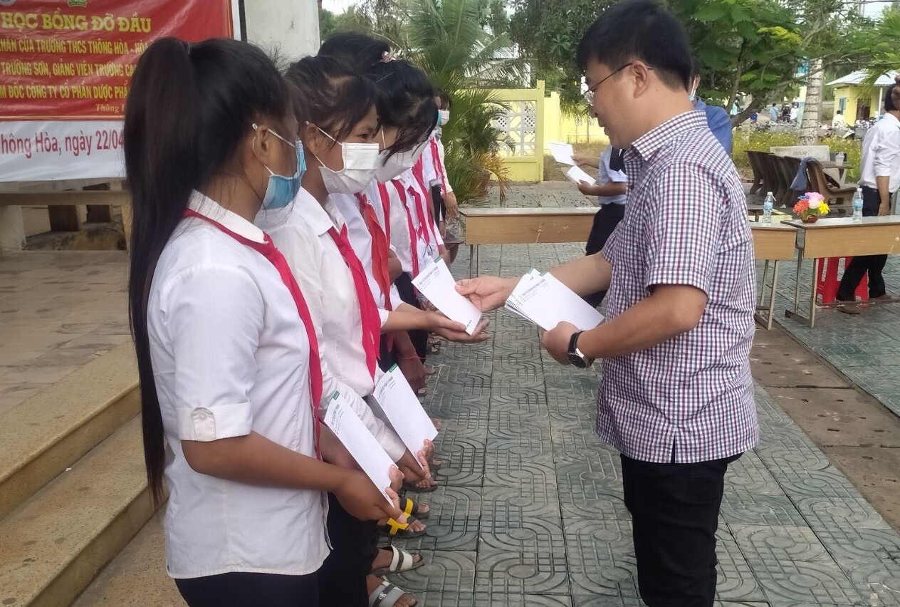 TV.Pharm khởi động dự án Tiếp bước cùng em đến trường - Ảnh 1.