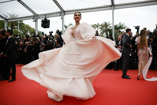 Cận cảnh &ldquo;hớ h&ecirc;nh&rdquo; tr&ecirc;n thảm đỏ Cannes 2022 - Ảnh 2.