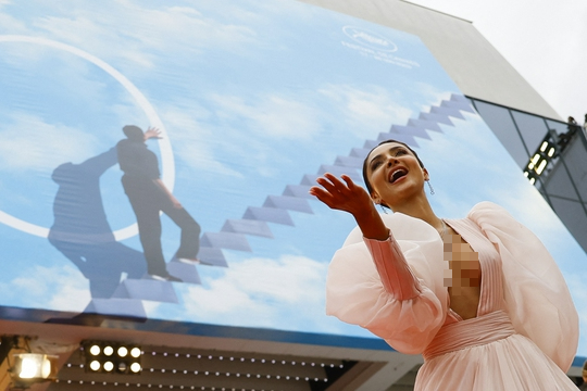 Cận cảnh “hớ hênh” trên thảm đỏ Cannes 2022