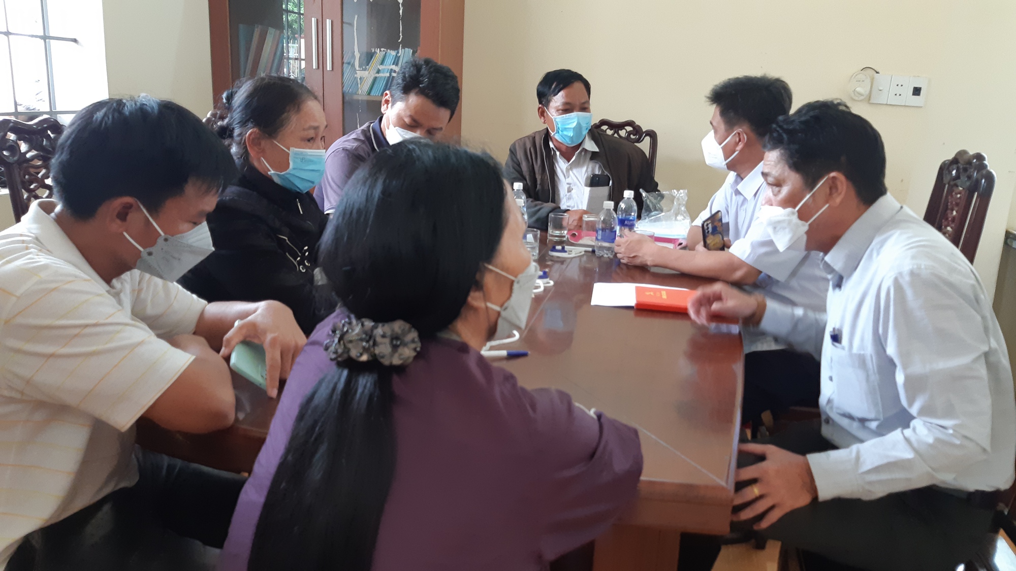 Mẹ khai tử cho con 3 tuổi d&ugrave; c&ograve;n sống: H&agrave;ng chục người l&ecirc;n phường y&ecirc;u cầu t&igrave;m ch&aacute;u b&eacute; - Ảnh 3.