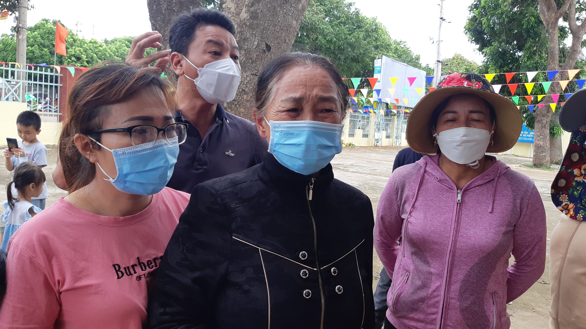Mẹ khai tử cho con 3 tuổi d&ugrave; c&ograve;n sống: H&agrave;ng chục người l&ecirc;n phường y&ecirc;u cầu t&igrave;m ch&aacute;u b&eacute; - Ảnh 2.