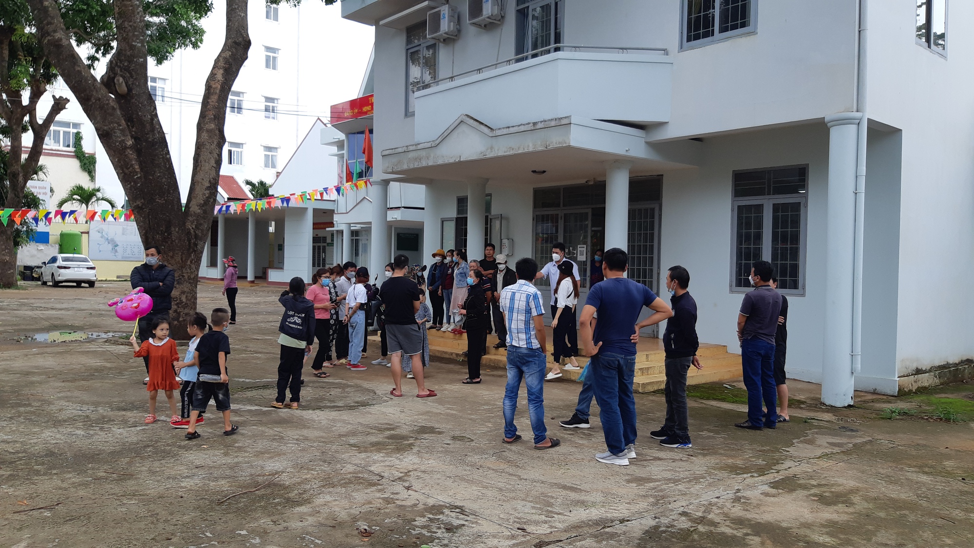 Mẹ khai tử cho con 3 tuổi d&ugrave; c&ograve;n sống: H&agrave;ng chục người l&ecirc;n phường y&ecirc;u cầu t&igrave;m ch&aacute;u b&eacute; - Ảnh 1.
