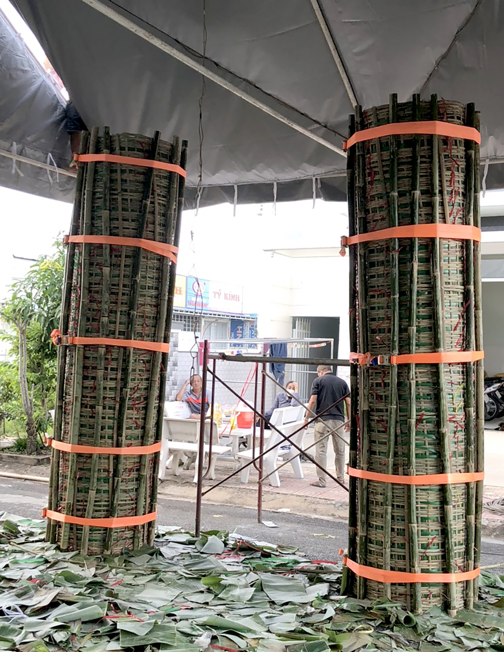 Cận cảnh cặp b&aacute;nh t&eacute;t si&ecirc;u to khổng lồ d&acirc;ng c&uacute;ng B&agrave; Ch&uacute;a Xứ n&uacute;i Sam - Ảnh 4.