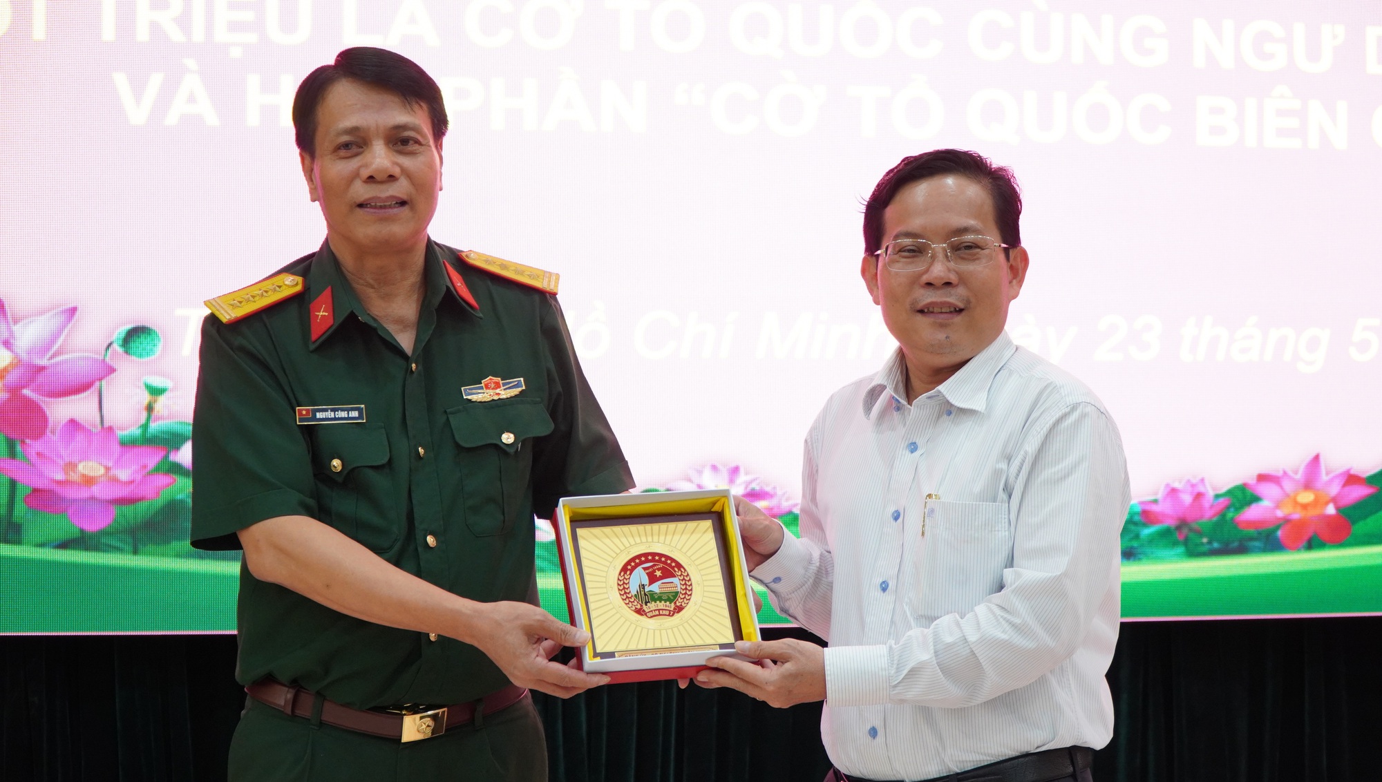 Trao 20.000 lá cờ Tổ quốc cho Bộ Tư lệnh Quân khu 7 - Ảnh 2.
