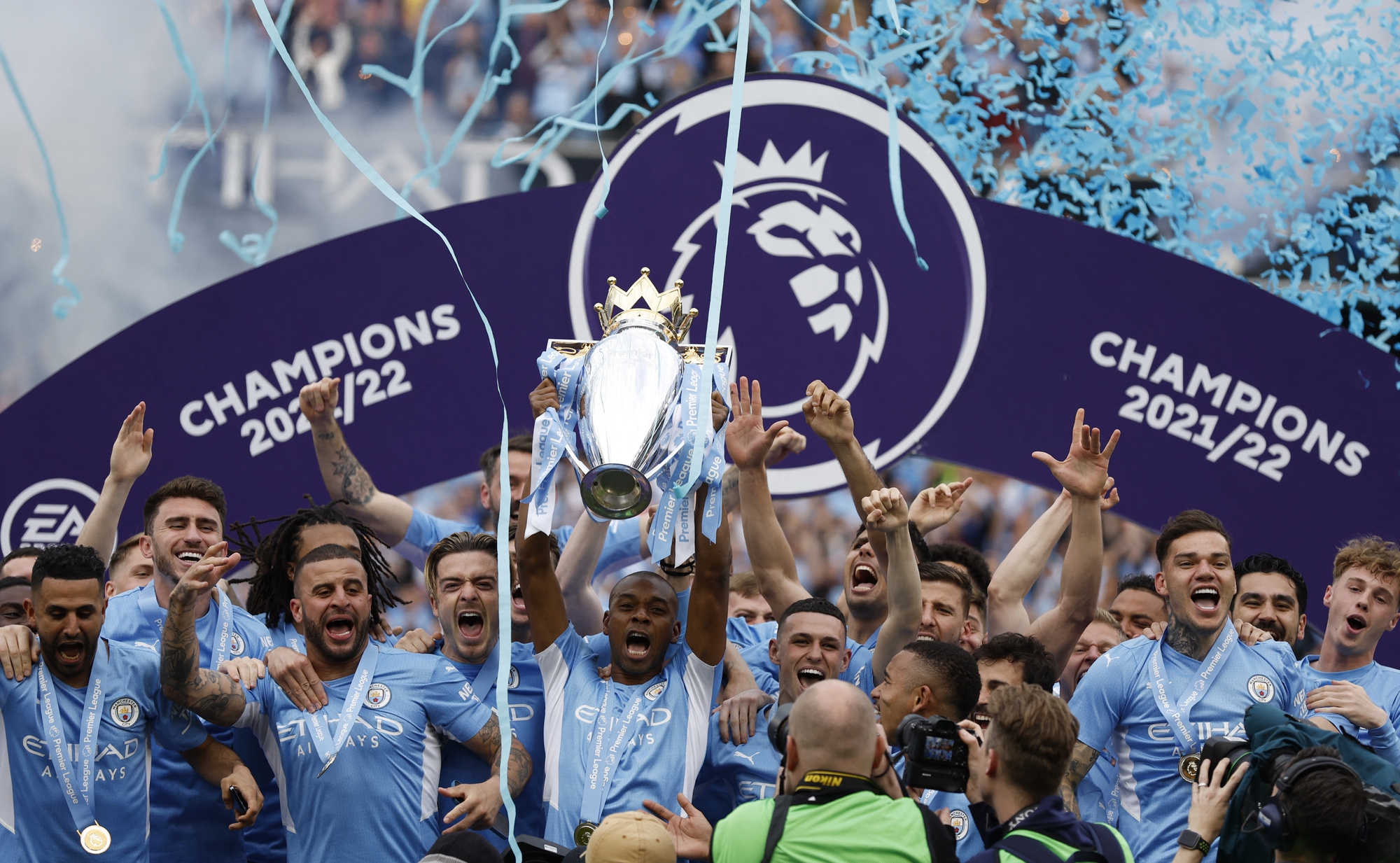 Ngược dòng thắng đẹp Aston Villa, Man City vô địch Ngoại hạng Anh