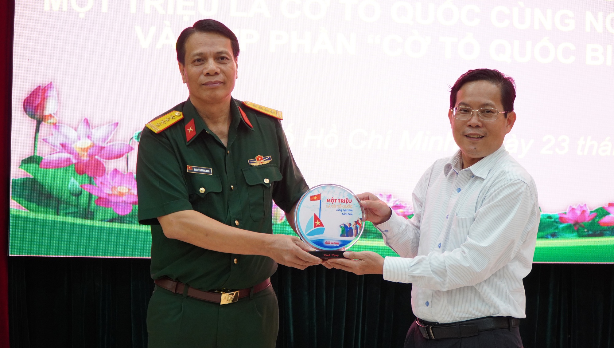20.000 lá cờ Tổ quốc đến với quân và dân Quân khu 7 - Ảnh 3.