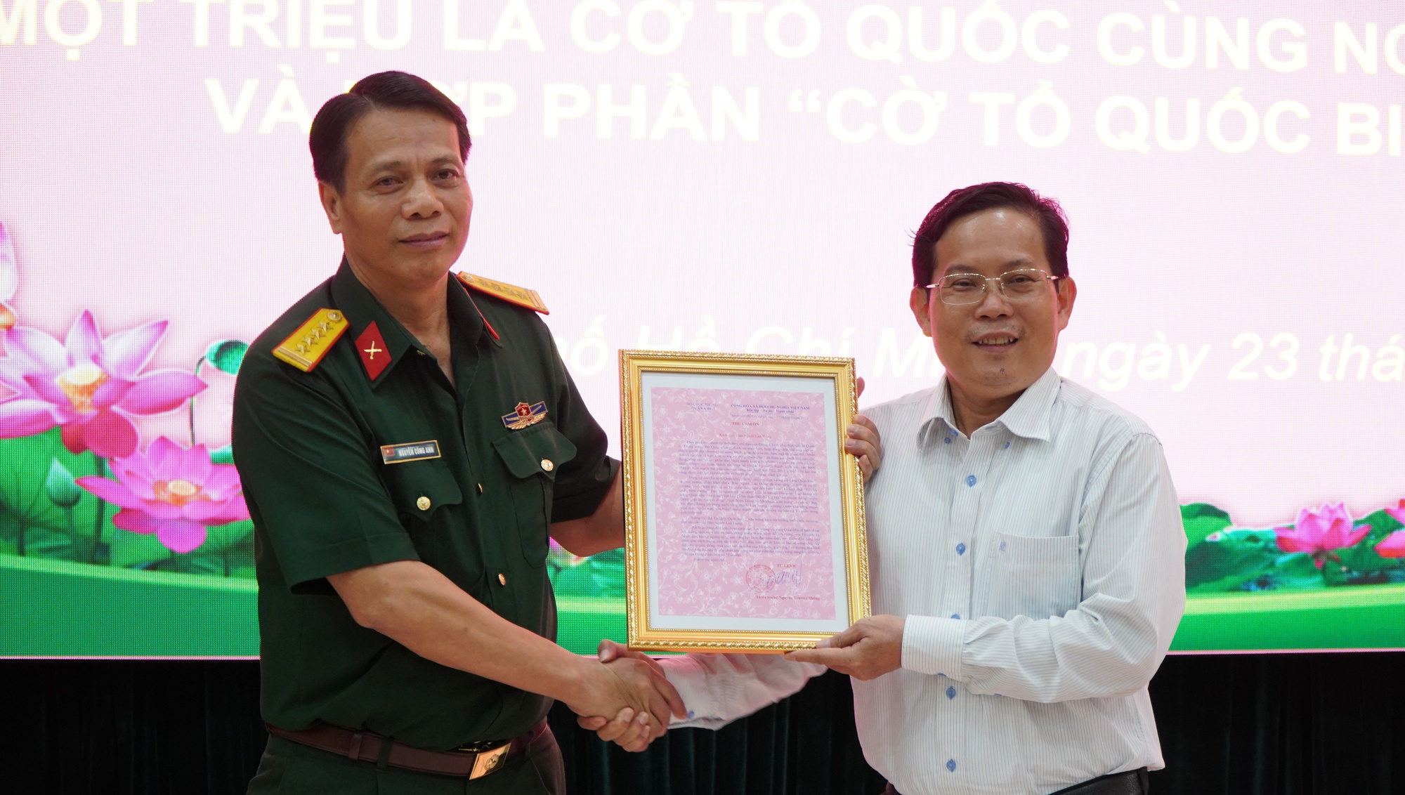 20.000 lá cờ Tổ quốc đến với quân và dân Quân khu 7 - Ảnh 4.