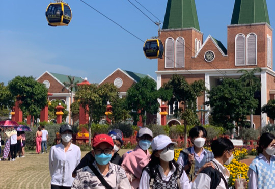 Hình ảnh du khách ùn ùn đi cáp treo ở Châu Đốc và Phú Quốc