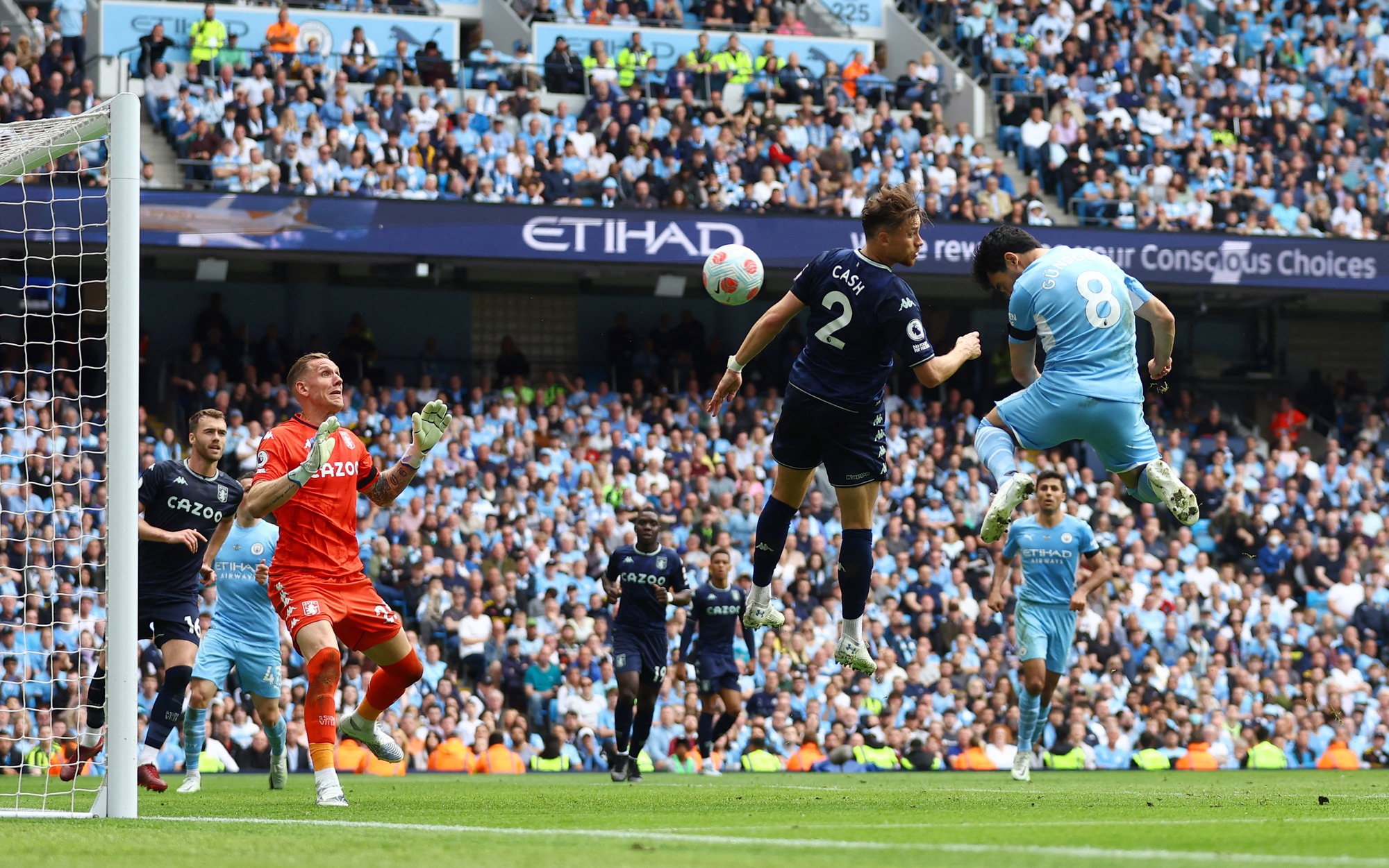 Ngược d&ograve;ng thắng đẹp Aston Villa, Man City v&ocirc; địch Ngoại hạng Anh - Ảnh 3.