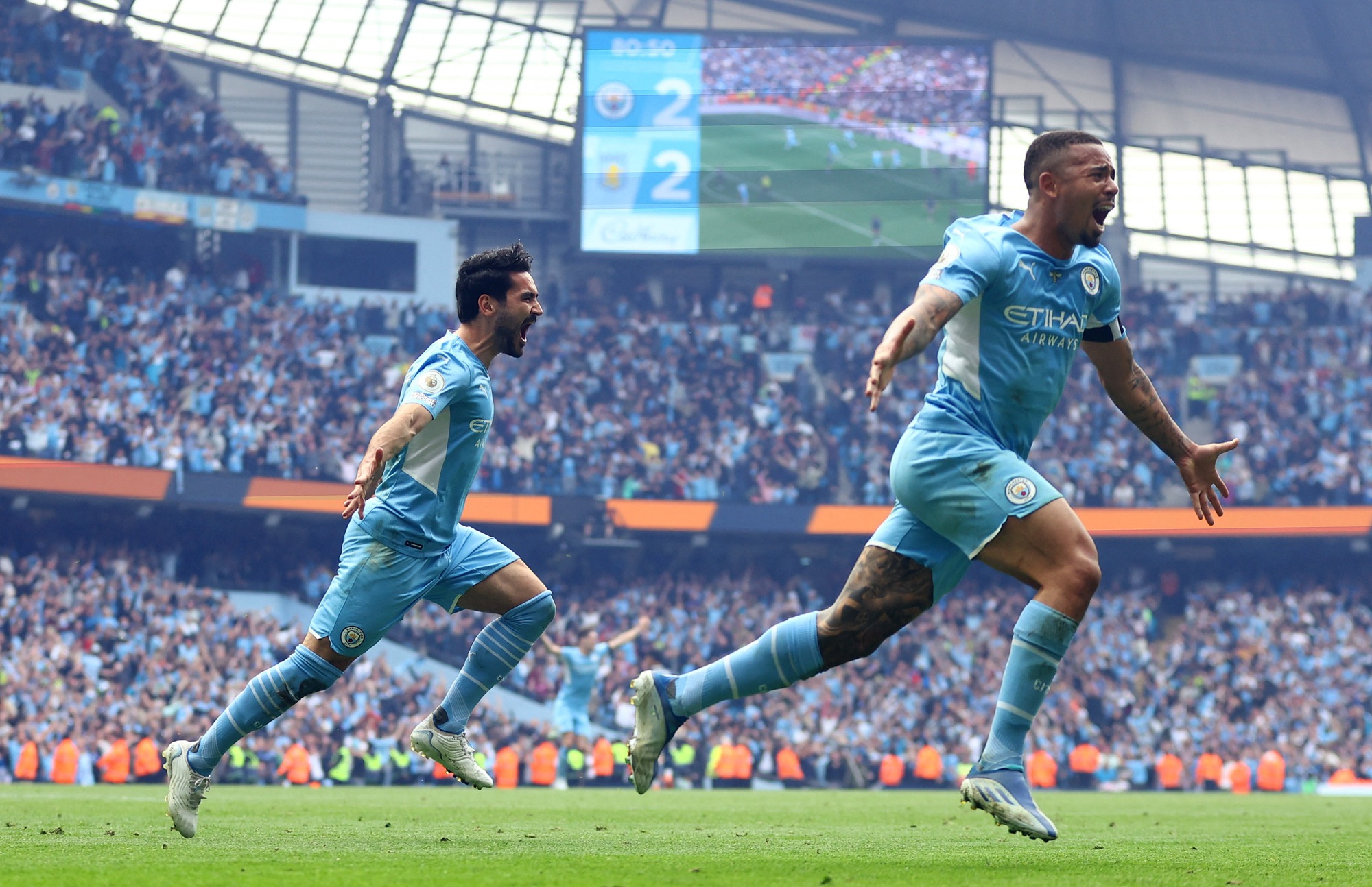 Ngược d&ograve;ng thắng đẹp Aston Villa, Man City v&ocirc; địch Ngoại hạng Anh - Ảnh 5.