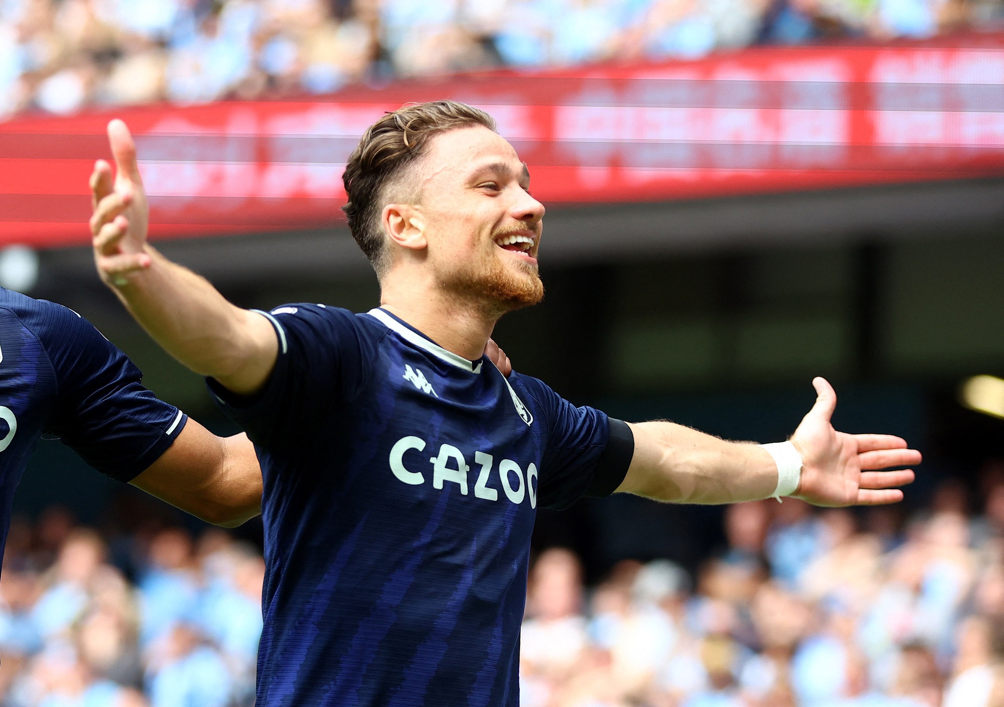 Ngược d&ograve;ng thắng đẹp Aston Villa, Man City v&ocirc; địch Ngoại hạng Anh - Ảnh 1.