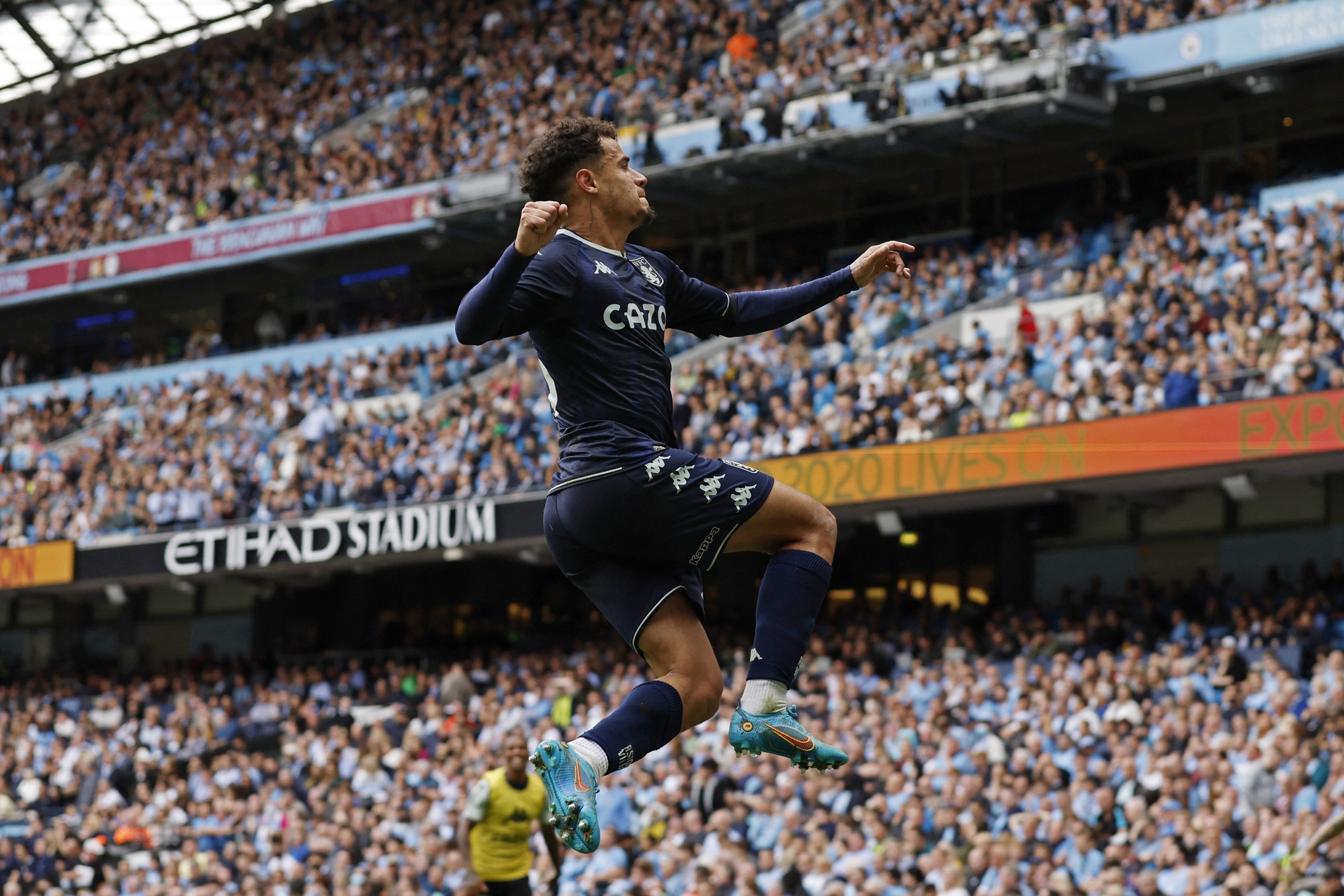 Ngược d&ograve;ng thắng đẹp Aston Villa, Man City v&ocirc; địch Ngoại hạng Anh - Ảnh 2.